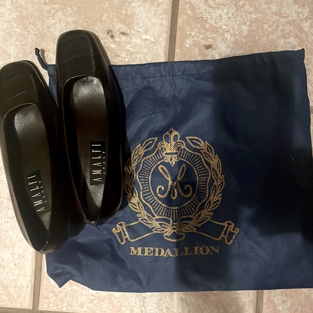 Almafi shoes never been worn. They were a gift to me but they do not fit.